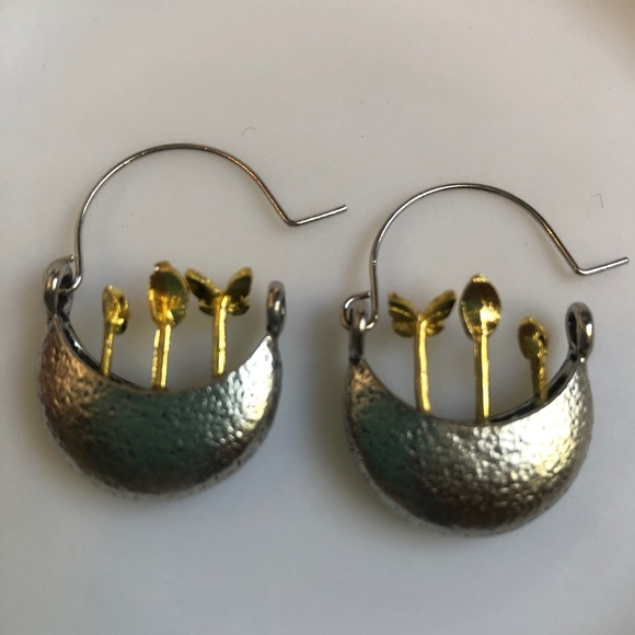 Unique potted plant/flower & butterfly earrings, faux gold/silver - Picture 6 of 10